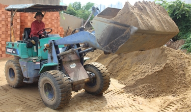 DỊCH VỤ CHO THUÊ XE XÚC ĐẤT LÊN XE TẢI